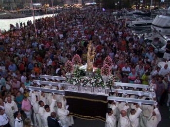 Miles de personas acompañaron a la Virgen del Carmen en el Puerto Deportivo de Benalmádena Costa