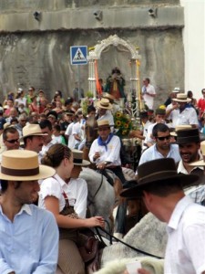 Cientos de personas acompañaron a la Virgen