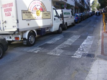 PASO DE PEATONES DE CALLE LAS FLORES El mal señalizado paso de peatones es habitualmente ocupado por vehículos
