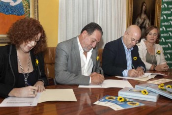 Firma del acuerdo entre CUDECA y la Biblioteca de Arroyo de la Miel