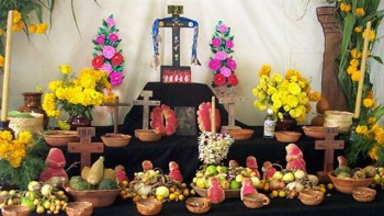 altar_dia_muertos Altar típico del “Día de Muertos” mexicano