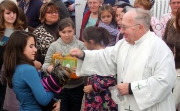 El párroco de Benalmádena bendice a las mascotas en la fiesta