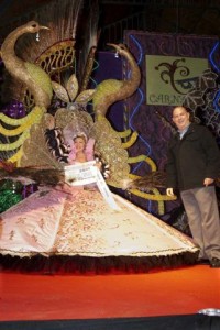 La Diosa del carnaval 2011 junto al concejal de festejos José Nieto
