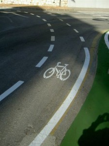 El carril bici presenta tramos muy peligrosos para los usuarios