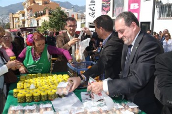 Salido, Obrero y Moya repartieron productos andaluces entre los asistentes
