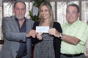 cheques El Cementerio Inglés y ANABE recibieron sendos cheques