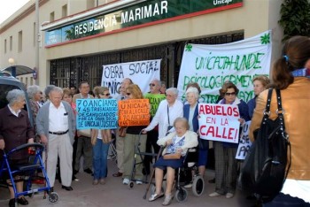 marimar_1 Políticos, trabajadores, residentes y familiares se concentraron a las puertas de la residencia