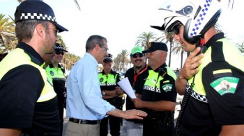 Francisco Salido felicitó por la organización a la Policía Local y miembros de la Asociación de Clásicos de Benalmádena (foto: Isabel Menéndez)