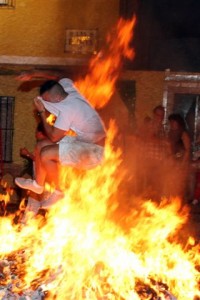 San_Juan_Benalmadena_(Isabel_Menendez) Chico saltando una hoguera la noche de San Juan en calle Las Flores