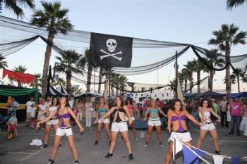 20110916_MERCADO_MARINERO_PUERTO_BENALMADENA_www-guiadebenalmadena-com El Mercado cuenta con bailes y animación