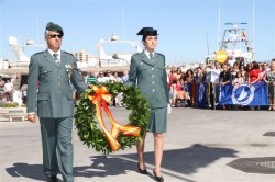 Dia_de_las_Fuerzas_Armadas_www-guiadebenalmadena-com (7) Dos agentes de la Guardia Civil realizaron una ofrenda floral a su patrona