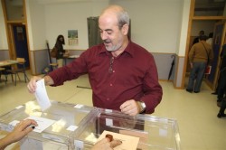 Francisco Artacho votando en Doña María