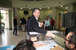 El alcalde Javier Carnero votó en Torrequebrada