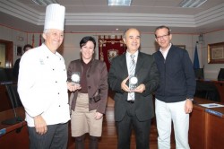 20111122_premios_tapa La concejala de Comercio, Concepción Tejada, quiso agradecer “la colaboración de la Escuela de Hostelería, la implicación de los 26 negocios que han participado y, muy especialmente, a las cerca de un millar de personas que con sus asistencia y sus votos hicieron posible el éxito de esta nueva edición”