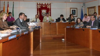 20111124_pleno_ayun_www-guiadebenalmadena-com Con la explotación directa el ayuntamiento podría ingresar hasta 300.000 euros