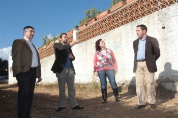 20111129_mejoras_calle_Flora “Estamos estudiando hormigonar el paso de servidumbre, e incluso vallarlo para evitar el acceso”, ha anunciado el concejal de Servicios Operativos, Juan José Jiménez