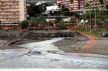 20111130_bocana_puerto_benalmadena_www-guiadebenalmadena-com La fuga de fecales provoca la presencia de lodos en la arena obtenida del dragado de la bocana, y se ha solicitado a Acosol su intervención “para evitar las sanciones y la posible retirada de la bandera azul de la playa de Malapesquera”, en palabras del alcalde