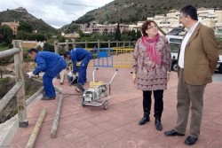 20111202_vallado La teniente de alcalde de Benalmádena Pueblo Encarnación González y y el concejal de S.O. Juan José Jiménez comprobaron el inicio de los trabajos junto a la estupa de Benalmádena