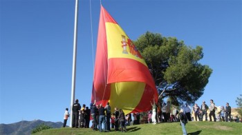 Todos y todas ayudaron a desplegar la bandera de España
