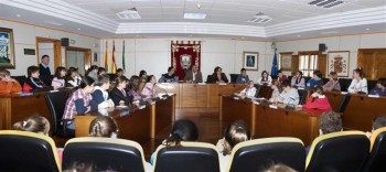 20111207_pleno_infantil2 Supone toda una satisfacción tener la oportunidad de enseñar a nuestros pequeños el funcionamiento de la administración local, y es una experiencia refrescante e inspiradora para cualquier político escuchar las ideas y propuestas de estos escolares”, ha valorado el alcalde