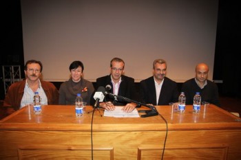20111215_Asociacion_Dependencia El concejal de Bienestar Social, Francisco Salido, ha querido reconocer la labor de los auxiliares que desarrollan el servicio obsequiándoles con unas cestas de Navidad