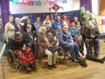 20111215_visita_museo Este programa, desarrollado desde la Concejalía de Sanidad en colaboración con Cruz Roja, organiza excursiones a los lugares emblemáticos del municipio para personas con problemas de movilidad