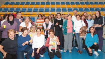 20111221_desayuno_deportes Este evento se celebra para que los usuarios de esta actividad puedan departir, cantar villancicos y exponer una muestra de su gastronomía de esta época del año, en un ambiente cordial y distendido