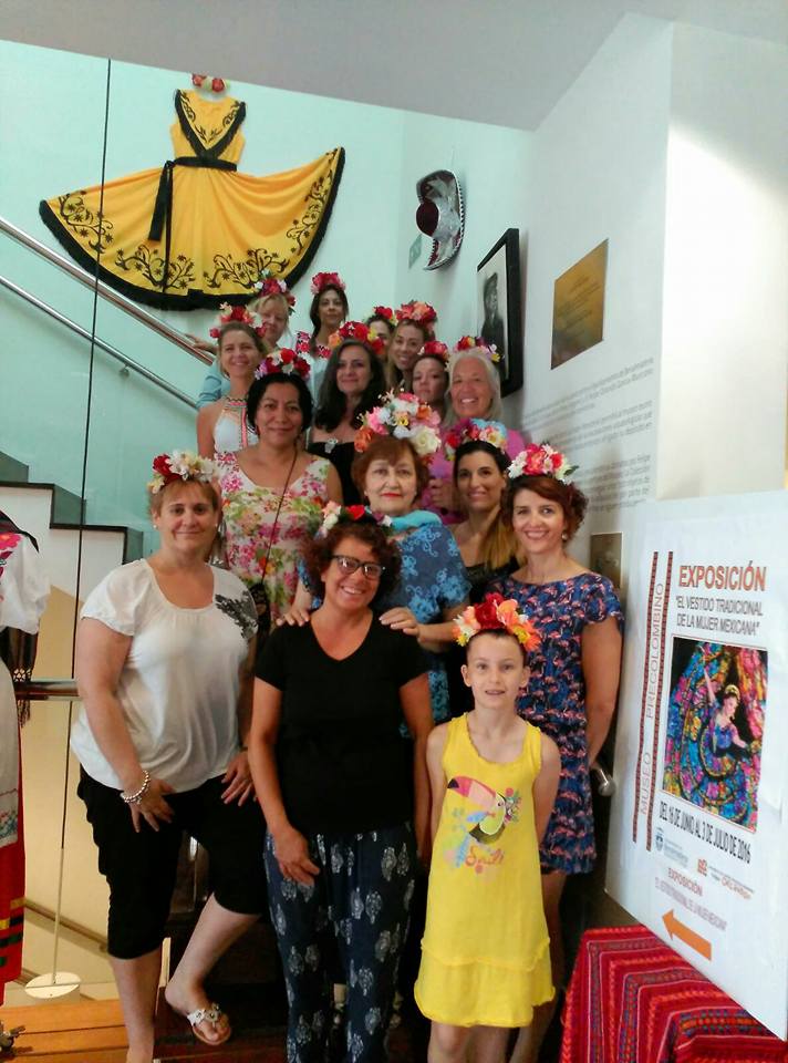 El museo Felipe Orlando acogió un taller de diademas de flores mexicanas –  Guía de Benalmádena