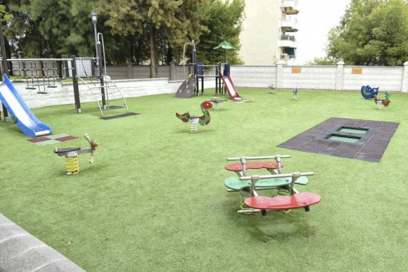 El Parque de la Batería luce césped nuevo en la zona infantil – Guía de  Benalmádena