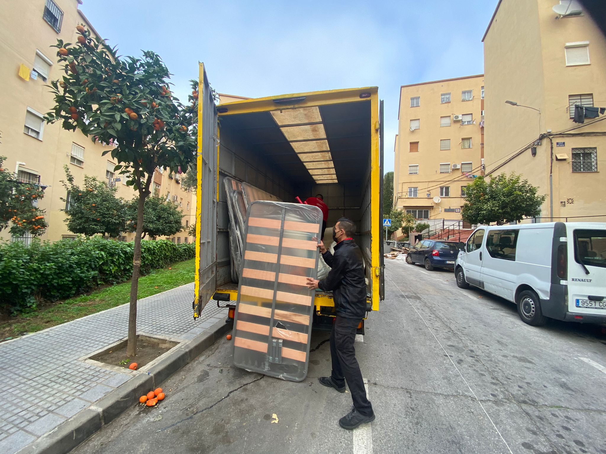 Micolchón reparte 15 camas entre familias necesitadas de Cruz Roja Málaga –  Guía de Benalmádena