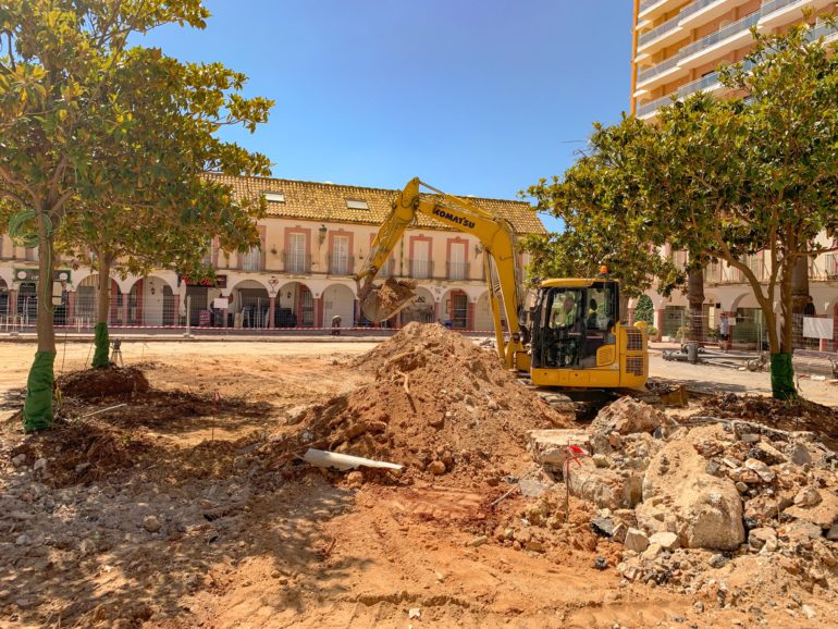 El alcalde junto al concejal de Vías y Obras visitan los trabajos de la  plaza Olé – Guía de Benalmádena